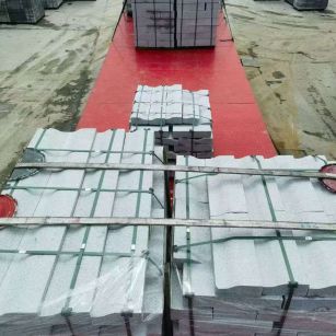 葫芦岛 芝麻白仿形加直形路沿石出货日常