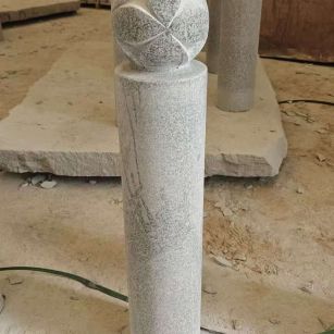 葫芦岛 芝麻白花岗岩石材挡车石柱、停车柱、圆柱挡车柱、方柱挡车柱等