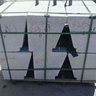 葫芦岛 芝麻白异形坐凳，石凳