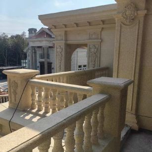 葫芦岛 黄金麻别墅外墙干挂雕花配合阳台栏杆花瓶柱