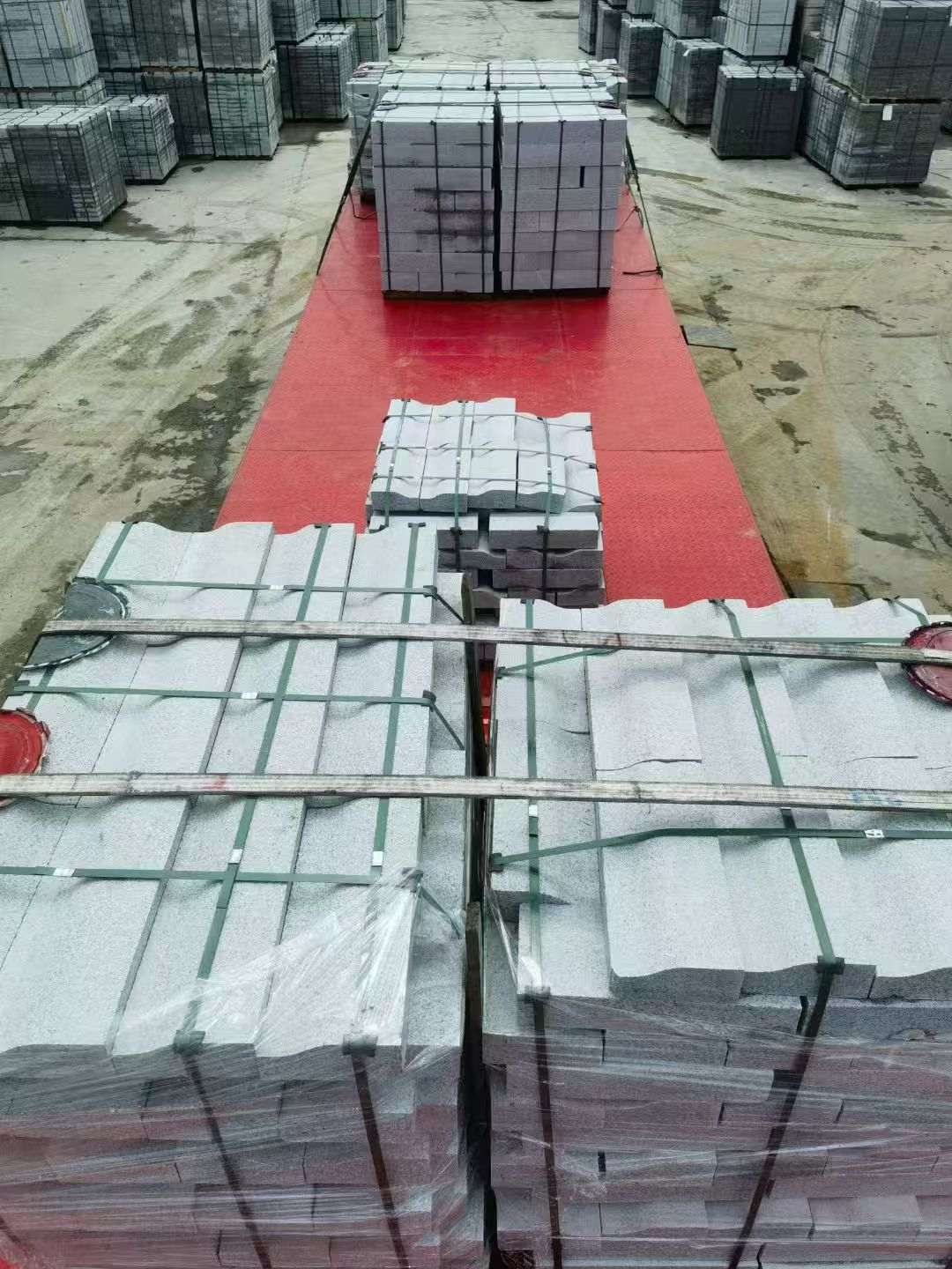 葫芦岛 芝麻白仿形加直形路沿石出货日常