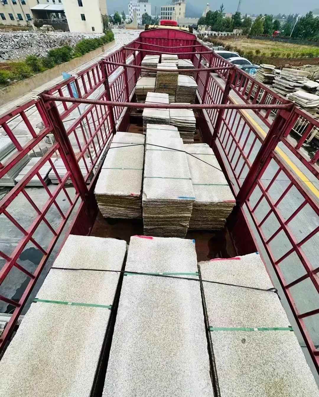 葫芦岛 黄金麻花岗岩荔枝面，光面毛板装车完成