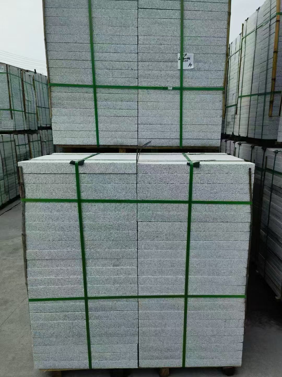 葫芦岛 芝麻白火烧，园林广场市政工程地铺石，1.8~5.0厚均有现货