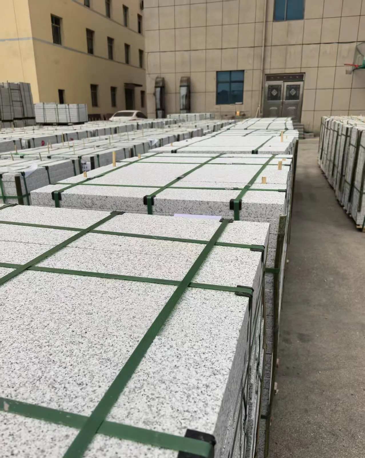 葫芦岛 白麻花岗岩5.0公分荔枝面地铺石