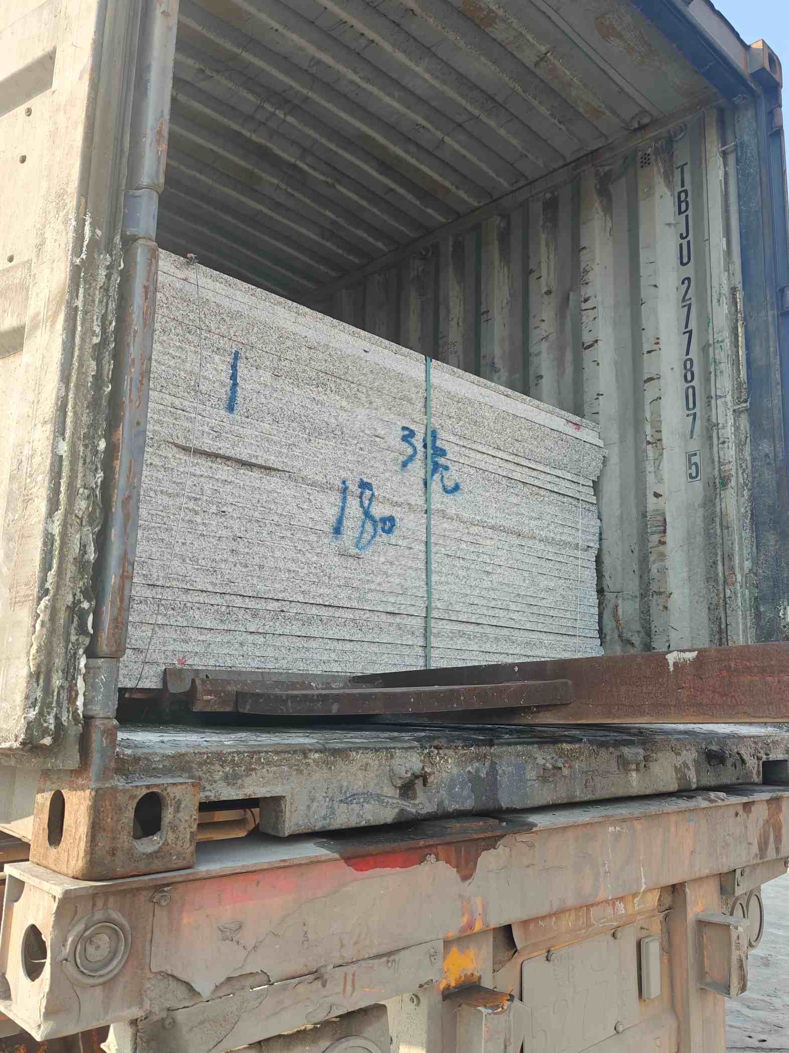 葫芦岛 芝麻白花岗岩石材3.0公分光面毛板装柜出货