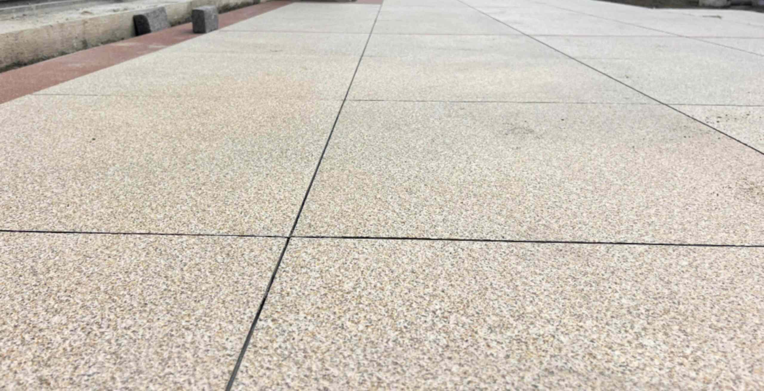 葫芦岛 黄金麻花岗岩石板材荔枝面地面铺装效果