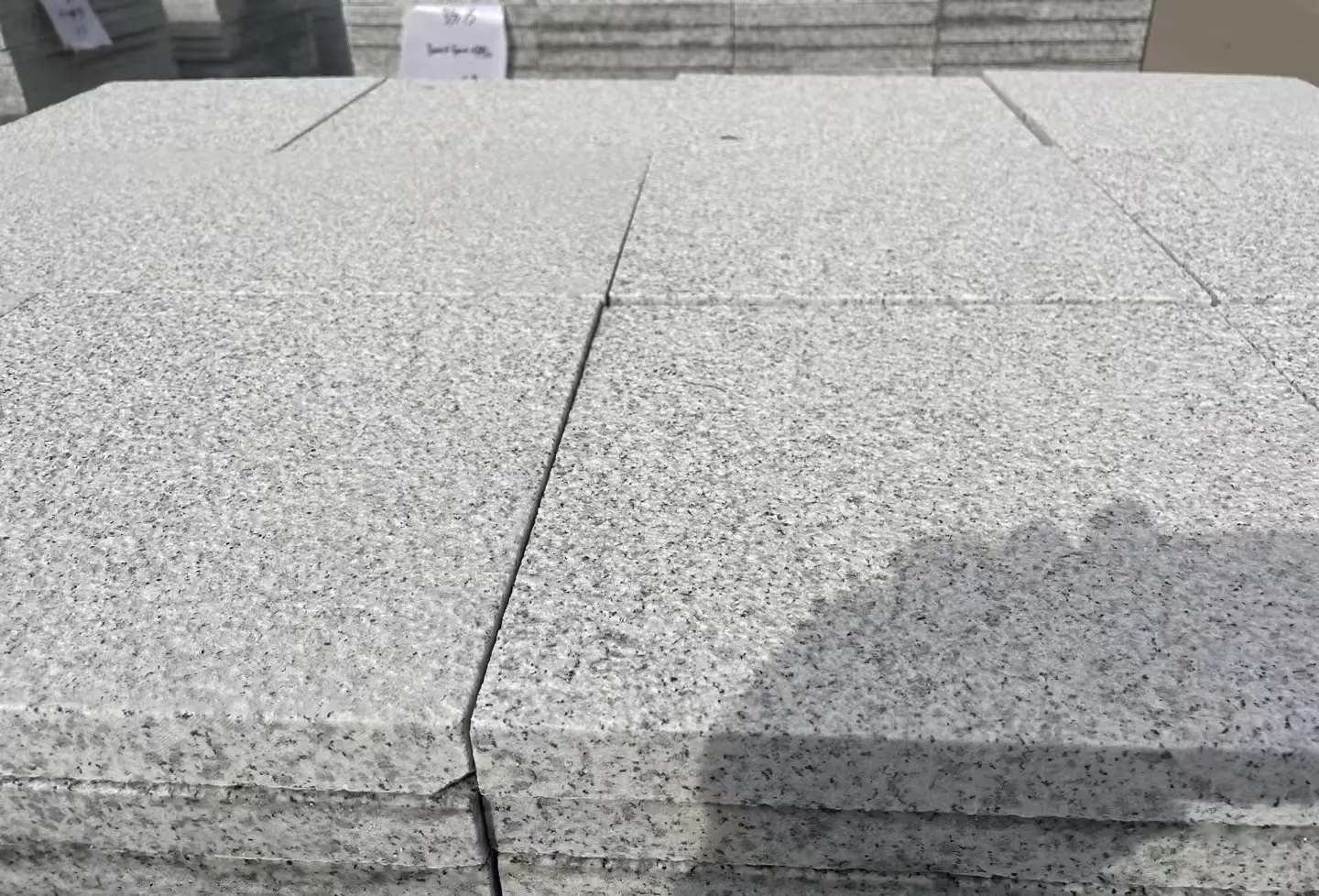 葫芦岛 白麻花岗岩石材推荐 荔枝面地铺石