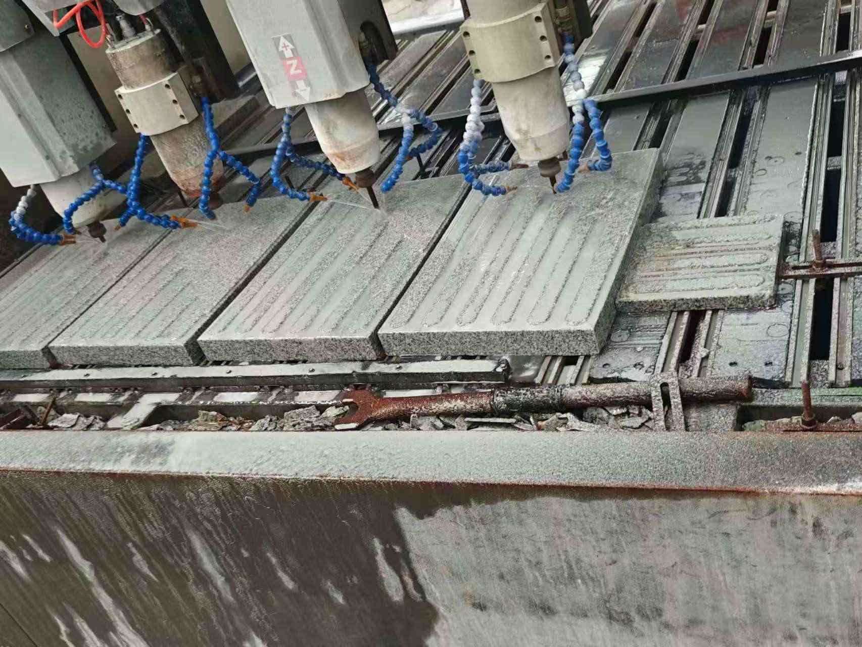 葫芦岛 芝麻白花岗岩荔枝面盲道雕刻