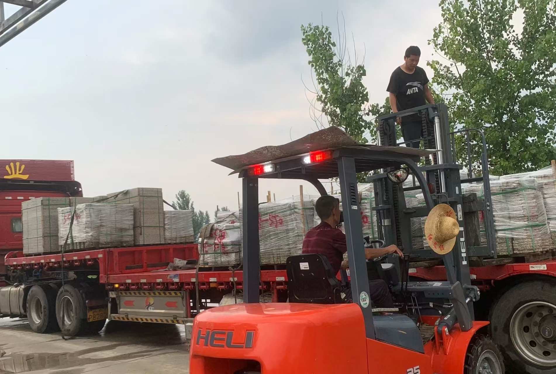 葫芦岛 黄金麻冰裂纹，地铺石装车