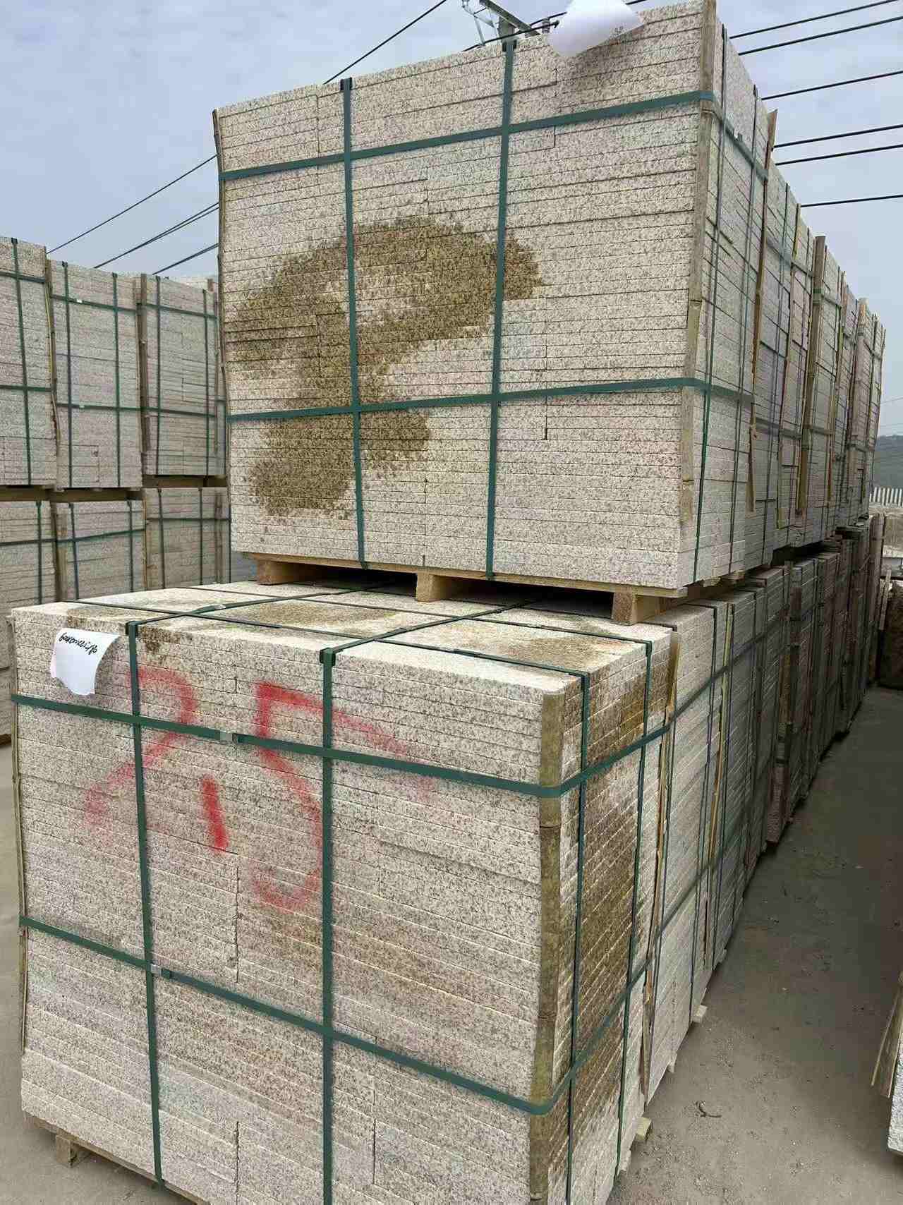 葫芦岛 黄金麻花岗岩石材荔枝面地铺石2.5*300*600