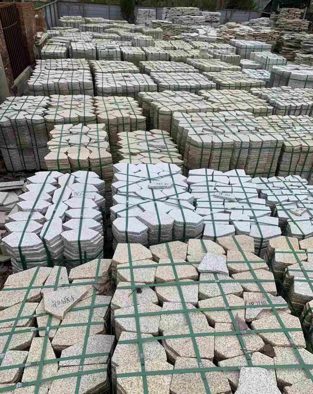 葫芦岛 黄金麻白麻花岗岩荔枝面地铺石(冰裂纹)