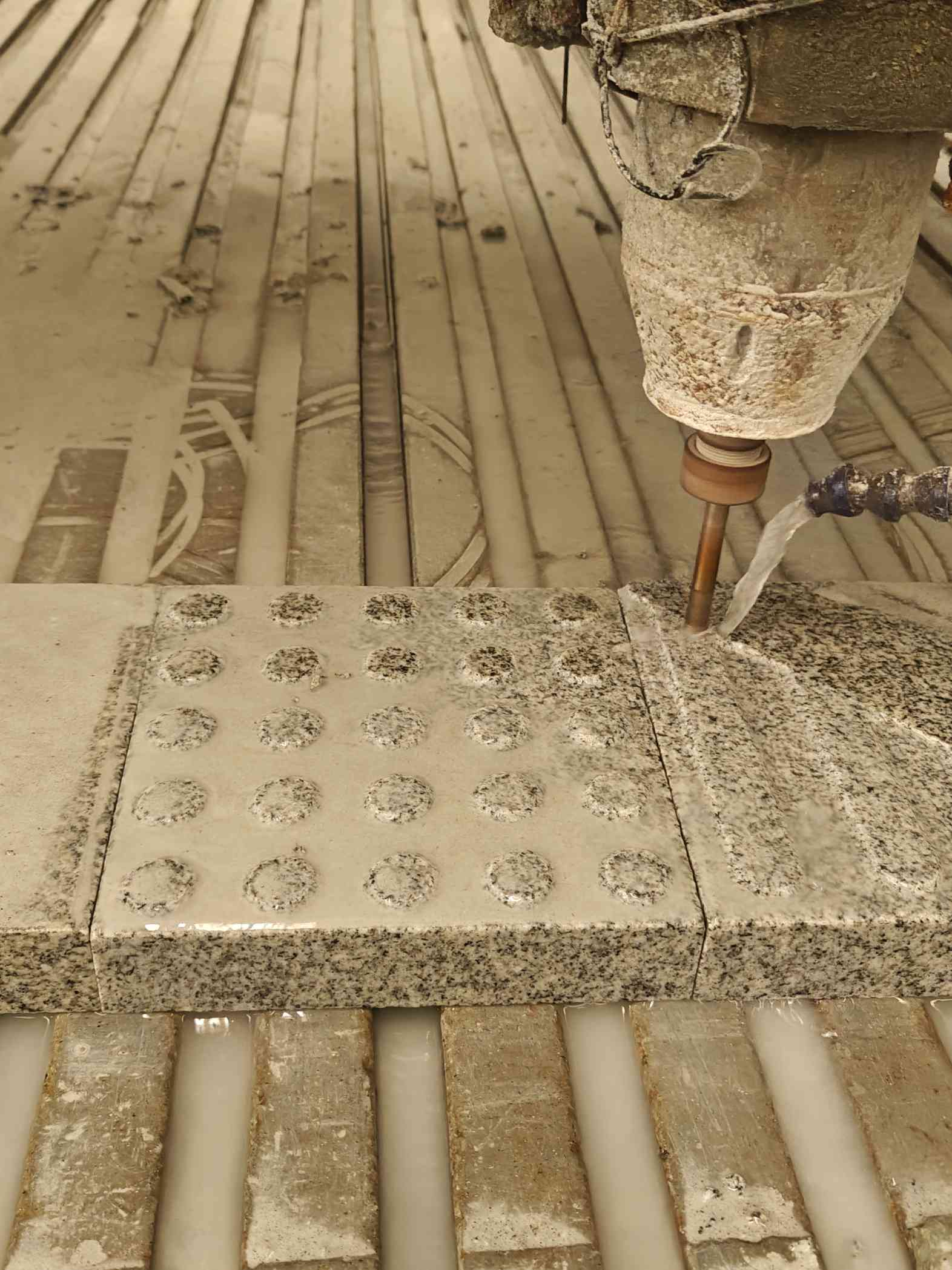 葫芦岛 芝麻白花岗岩石材盲人石、盲道石、盲点石