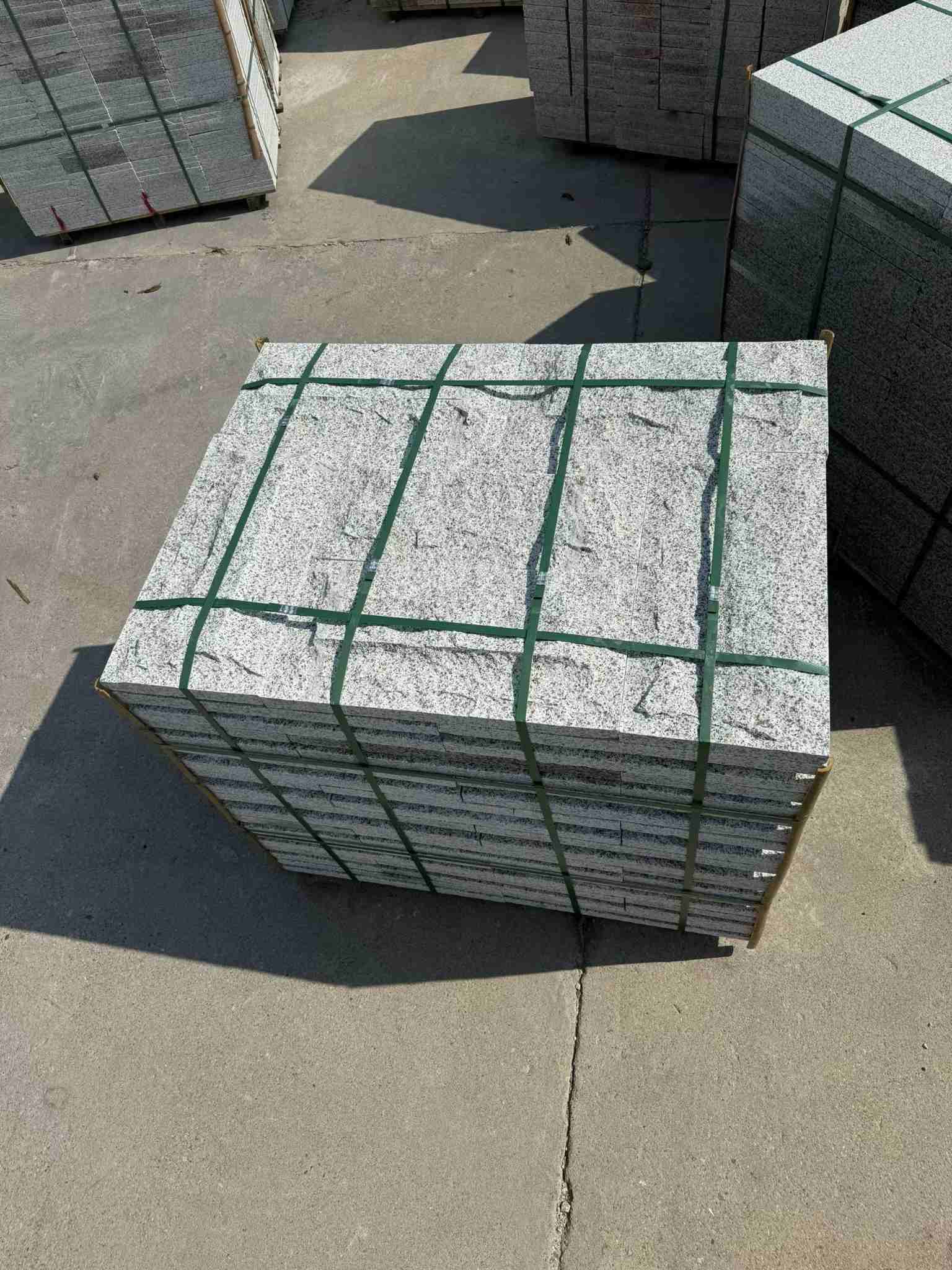 葫芦岛 白麻花岗岩石材自然面蘑菇石成品