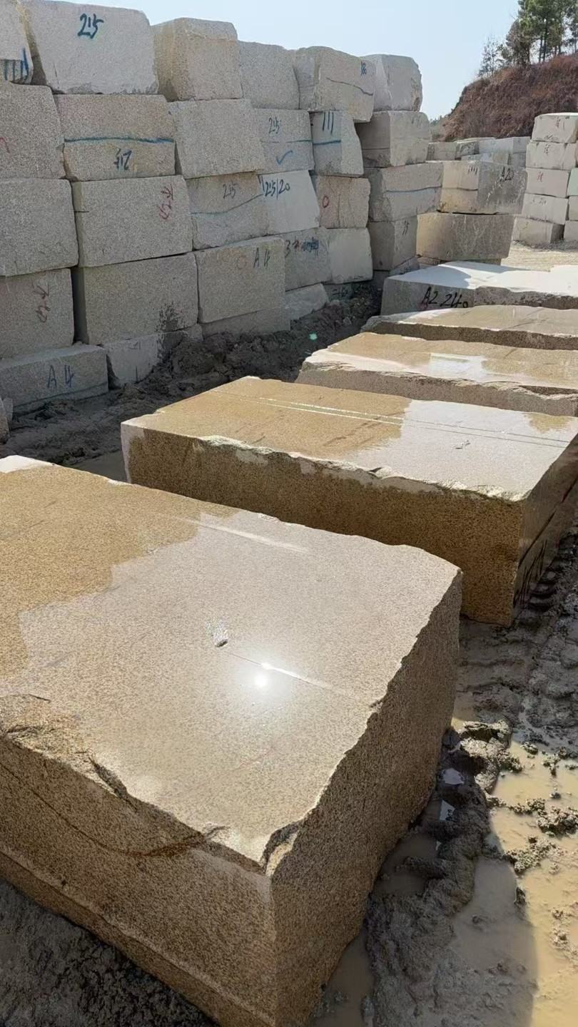 葫芦岛 黄金麻方料堆场洗料分选中，原材料充足