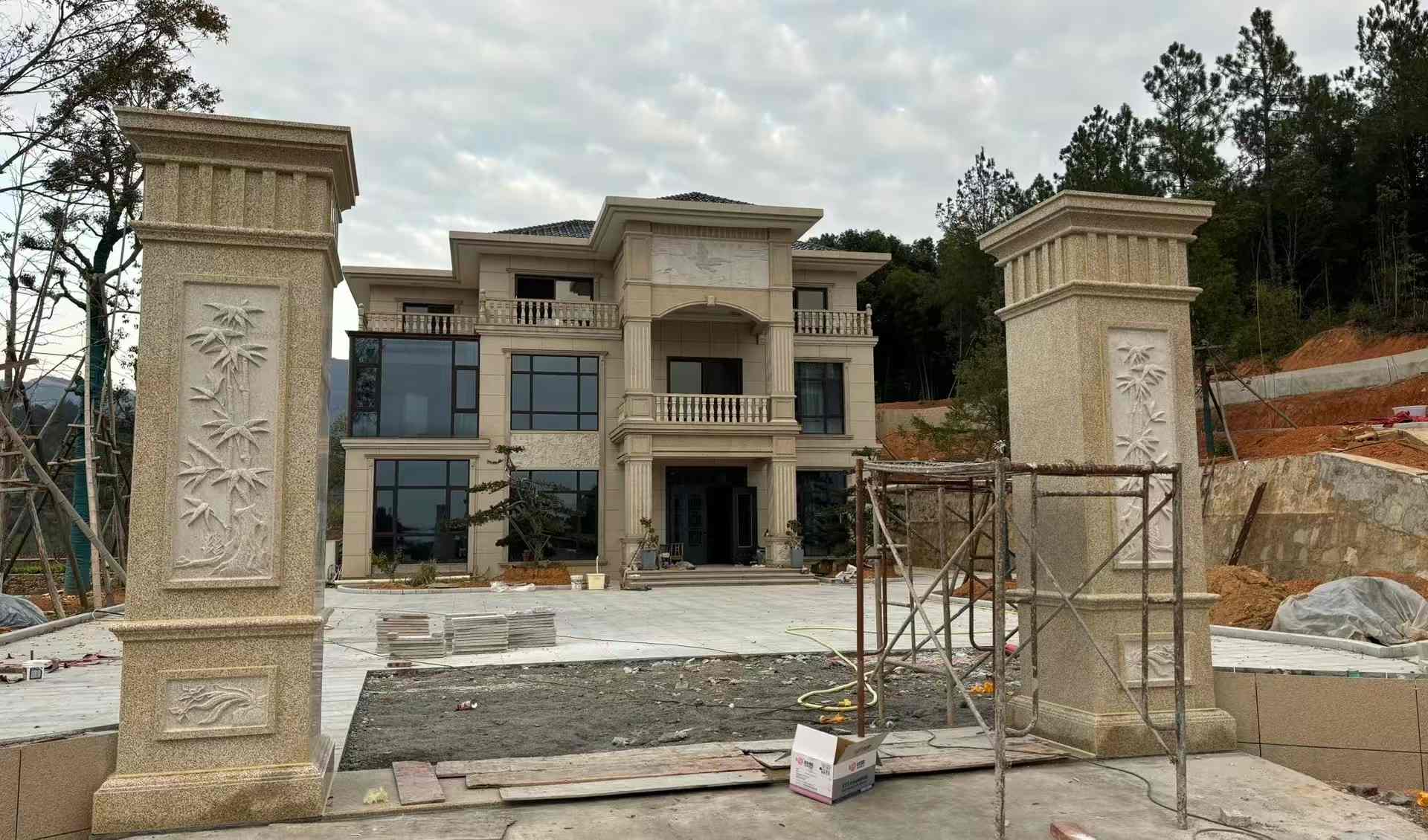 葫芦岛 黄金麻花岗岩别墅雕花外墙干挂配上门口雕花罗马柱