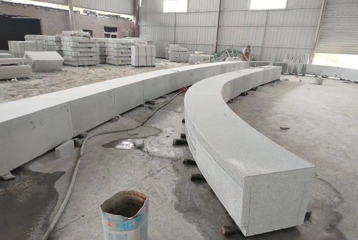 葫芦岛芝麻白花岗岩石板材 园林光面弧形坐凳