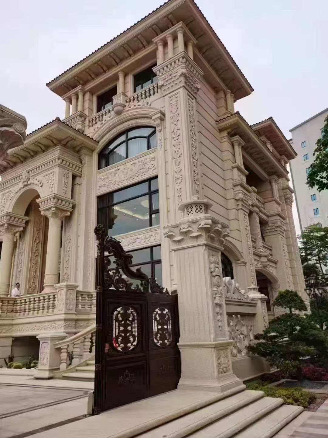 葫芦岛 黄金麻花岗岩别墅外墙干挂效果展示