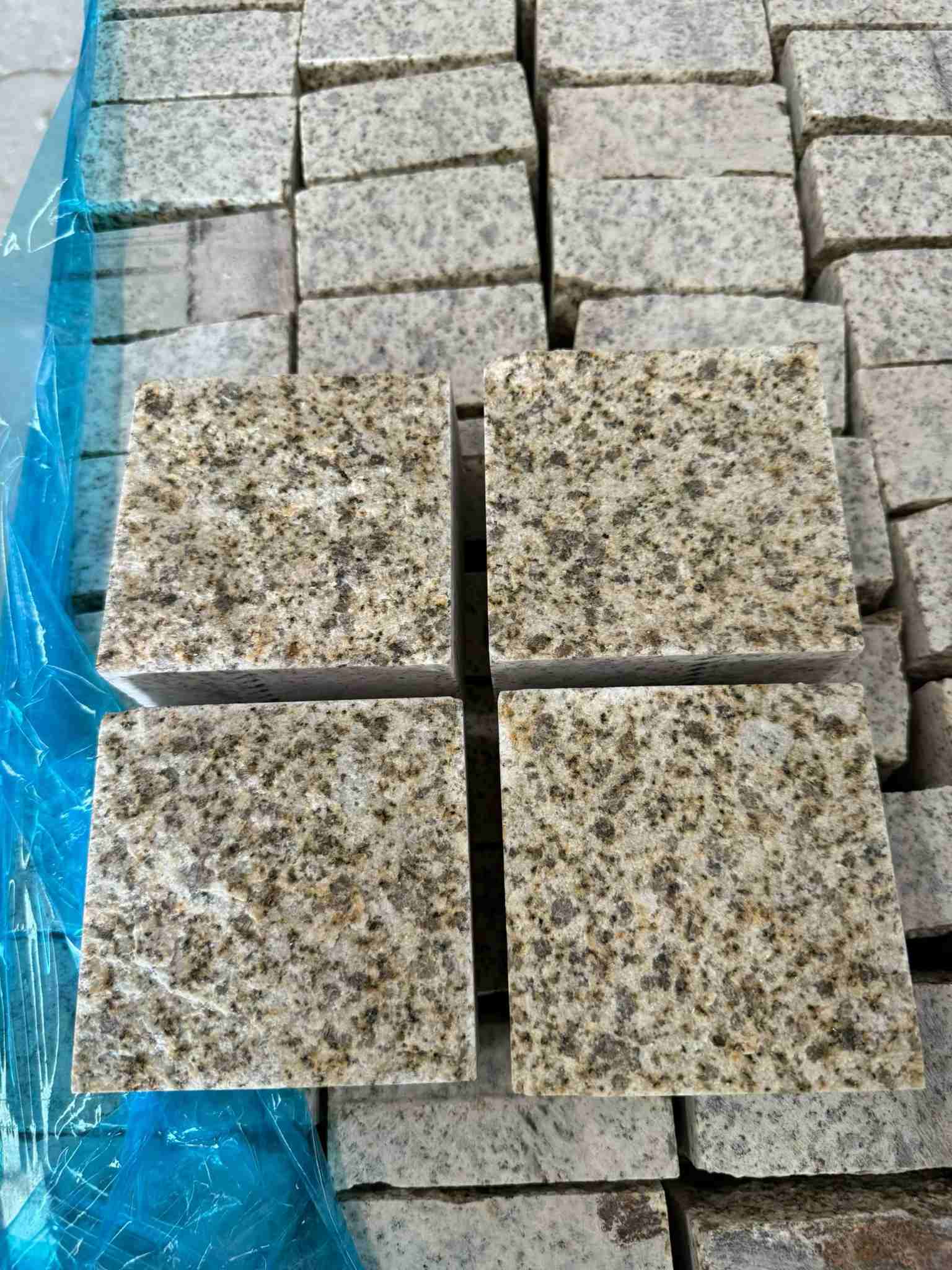 葫芦岛 黄金麻花岗岩自然面小方块，弹石，马蹄石等