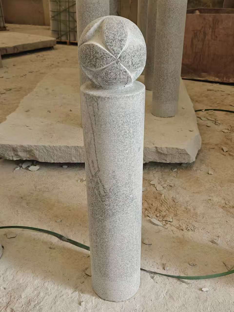 葫芦岛 芝麻白花岗岩石材挡车石柱、停车柱、圆柱挡车柱、方柱挡车柱等