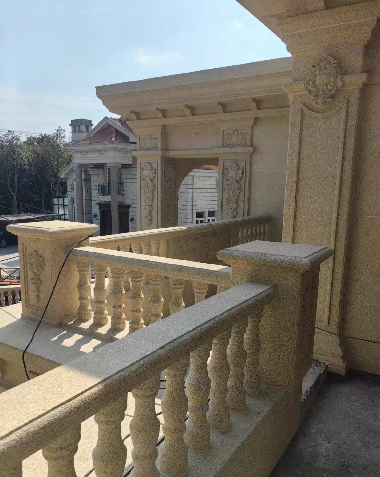 葫芦岛 黄金麻别墅外墙干挂雕花配合阳台栏杆花瓶柱