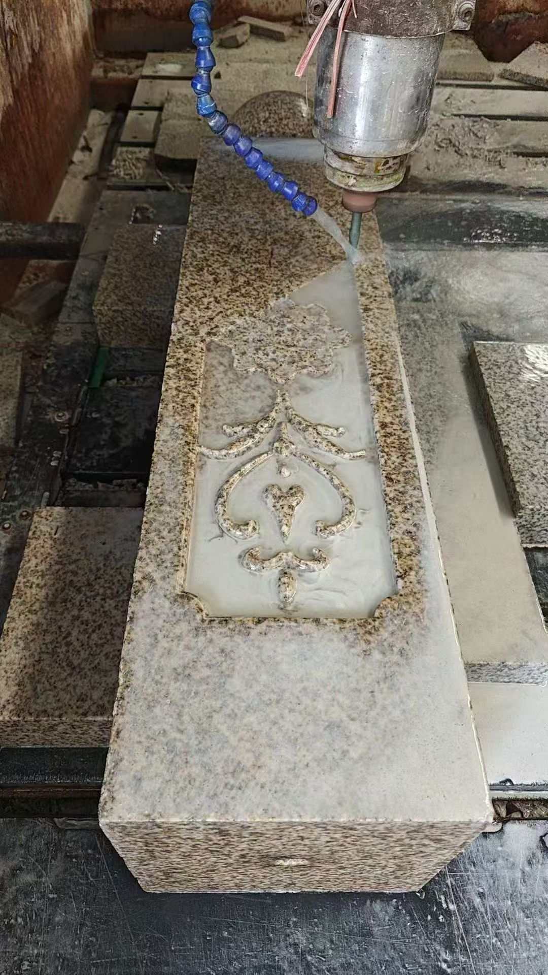 葫芦岛 黄金麻花岗岩异形加工雕刻栏杆大柱