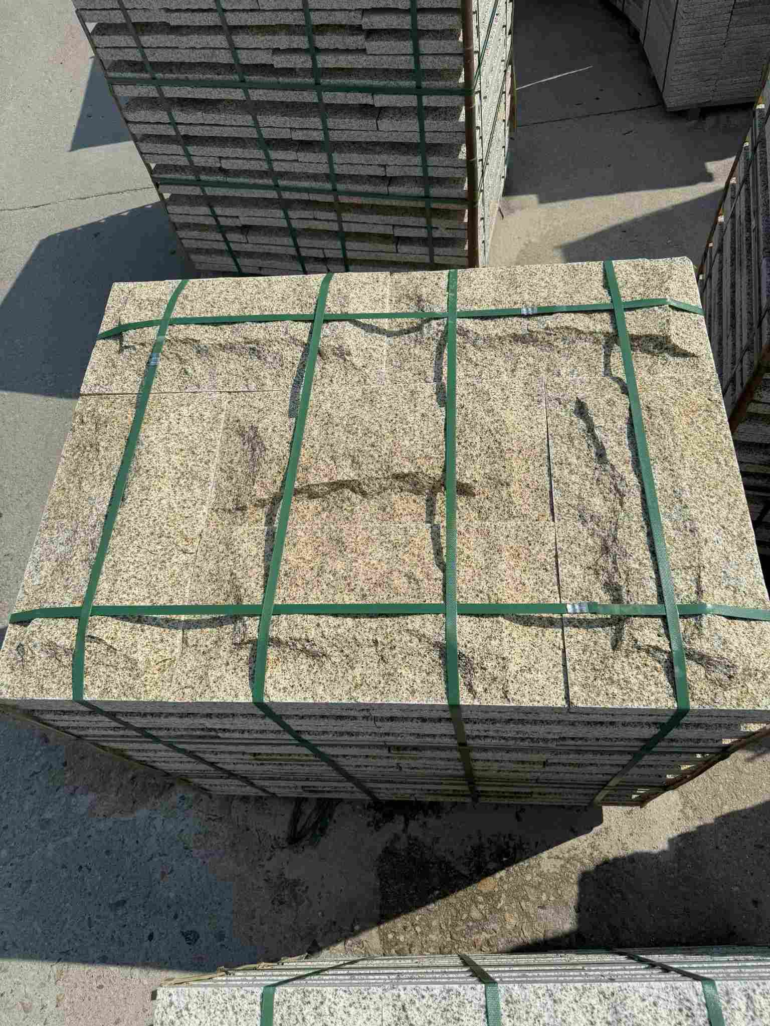 葫芦岛 黄金麻花岗岩石材自然面蘑菇石成品