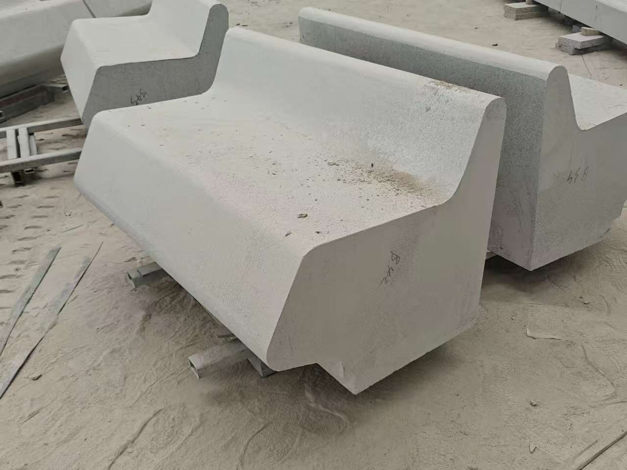 葫芦岛 芝麻白花岗岩异形坐凳，石凳