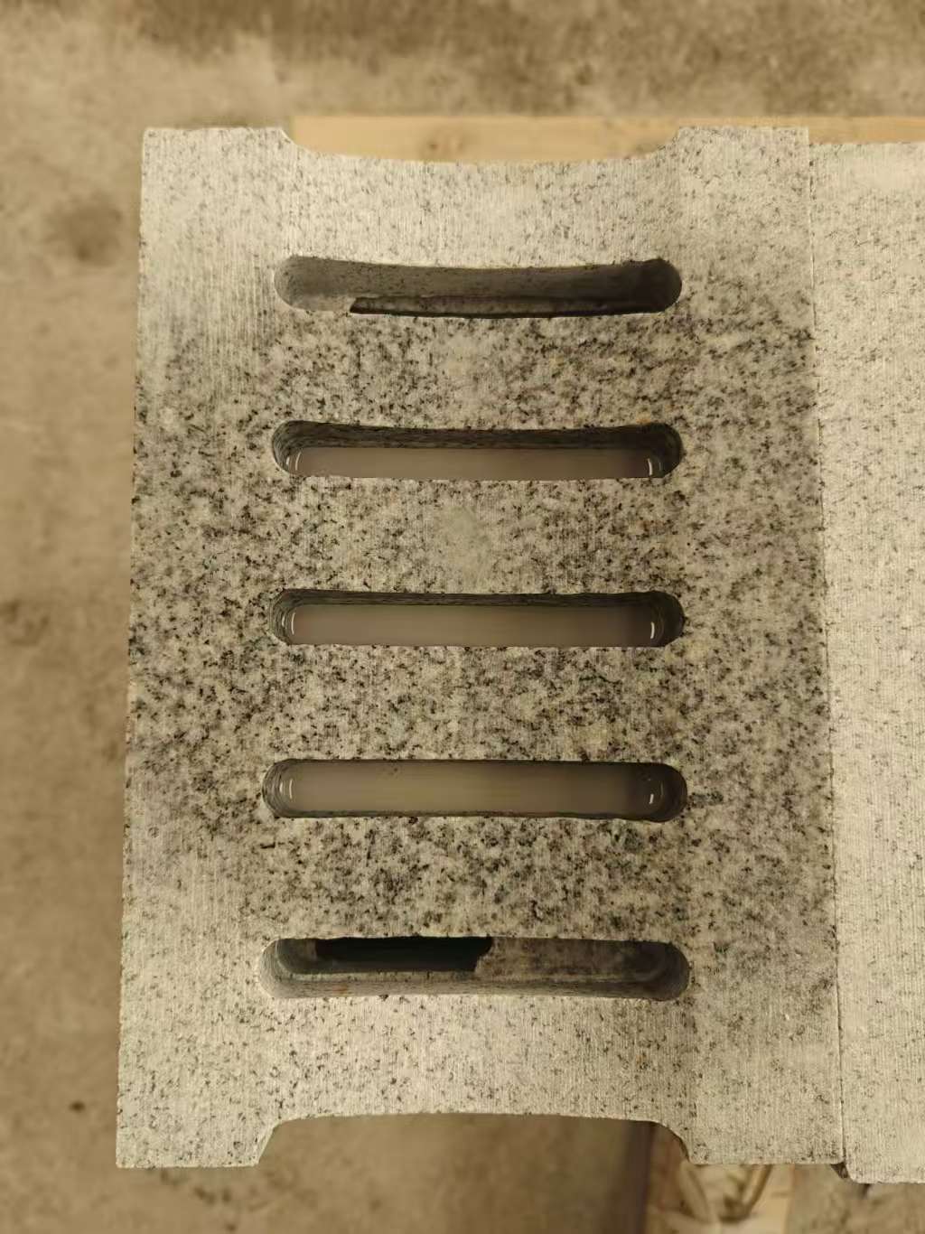 葫芦岛 芝麻白拉丝面花岗岩U型开槽排水槽