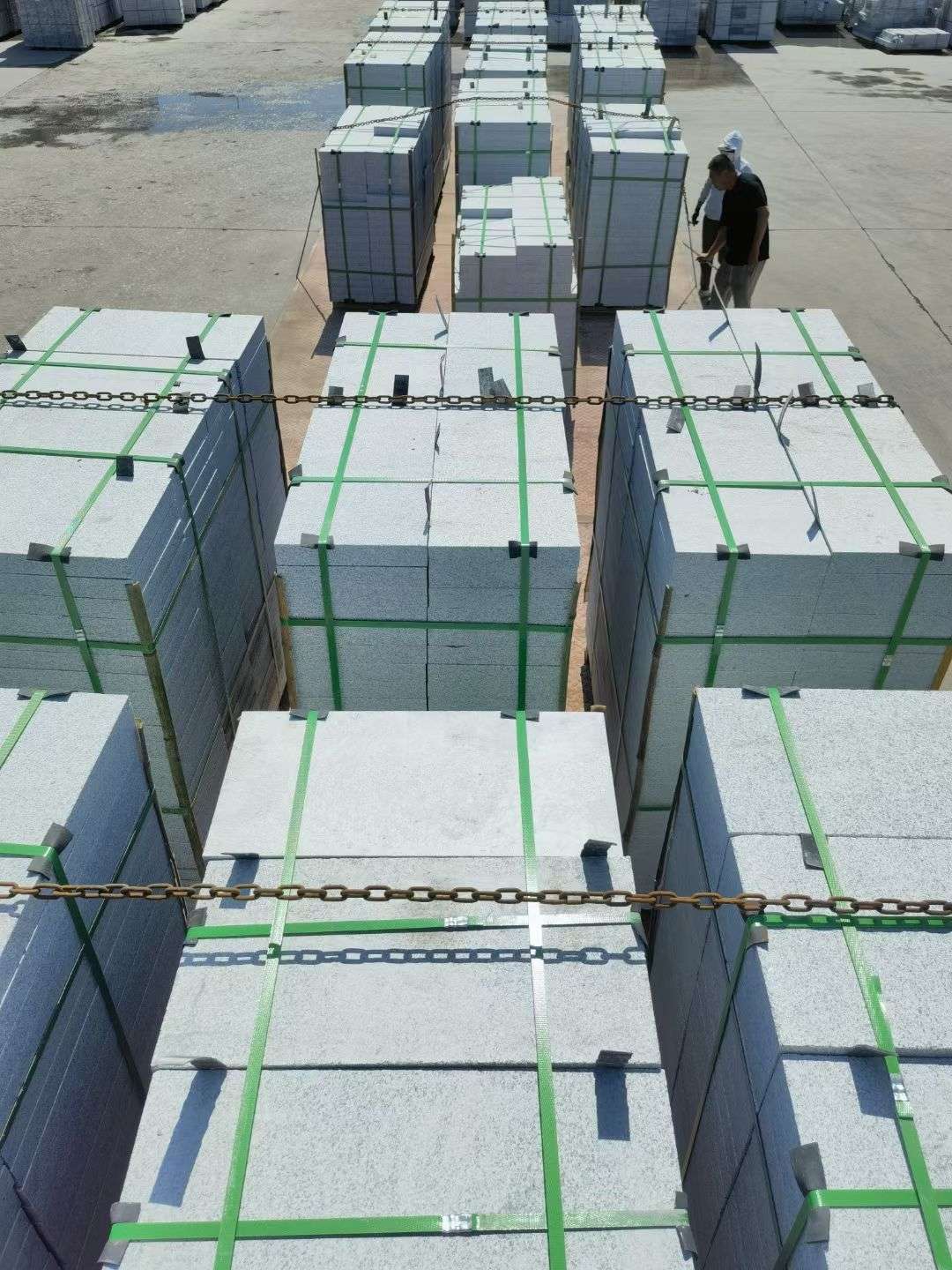 葫芦岛 芝麻白花岗岩5公分地铺石 花岗岩厂家工厂装车日常